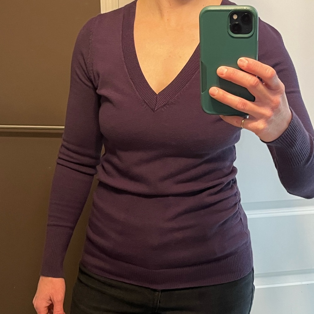 Vintage Reitmans long-sleeve, ruched Purple V-Neck Sweater. ptp 16 inches S, XS